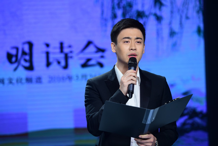 刘凯版《少年中国说》穿透力十足
青年实力派演员刘凯朗诵了梁启超的诗章《少年中国说》和李商隐的《锦瑟》,“少年强则国强,少年独立则国独立”,铿锵有力的诗配乐朗诵,让观众再次感受到饮冰室主人百年前对中华少年的殷殷劝勉与深情期望。而《锦瑟》哀伤低徊、凄迷朦胧,如梦如幻。
【少年中国说】
【锦瑟】